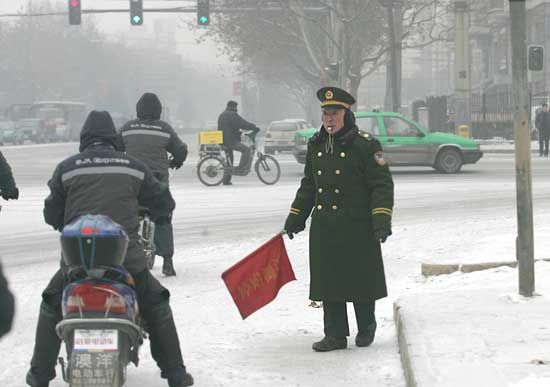 组图：雪中的交通协管员