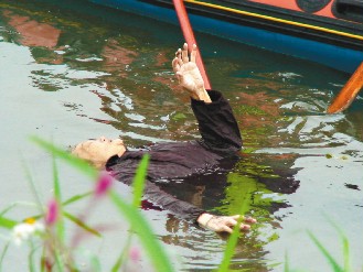 七旬妇仰卧河面一小时被救起(组图)