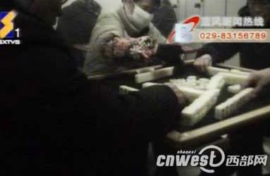 数人在公共厕所里摆桌打麻将(组图)