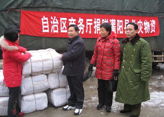 图文:广西灌阳民政局人员在搬运救助物资