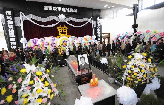 保民生"的战役中 2月12日,在贵州省开阳县祥云山殡仪馆,当地群众向在