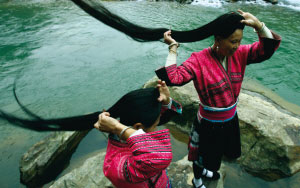 紅瑤長發村女子用淘米水發酵護發(組圖)
