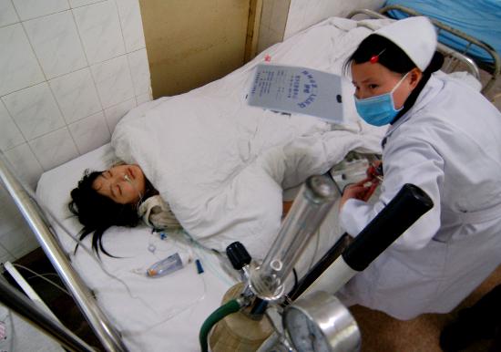 图片 正文   4月23日,一名受伤人员在滁州市第二人民医院接受治疗.