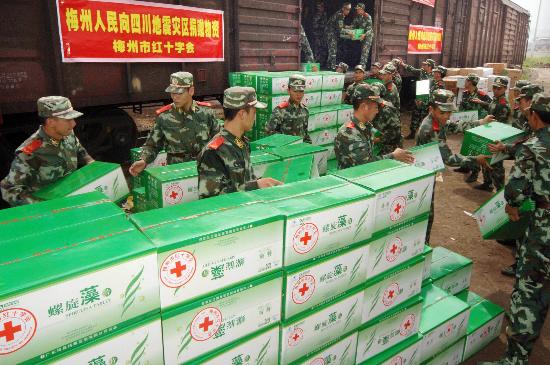 图文:武警战士在梅州火车站搬运救灾物资