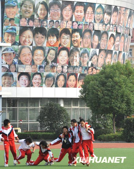组图：南京金陵中学建400平米笑脸墙