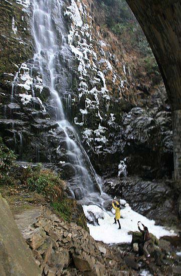 组图：安徽三江源头出现瀑布冰挂景观