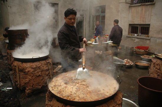 村主任花20万请1500名村民吃流水席(组图)