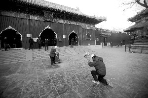 祝福地震灾区成庙会烧香祈福新主题(组图)