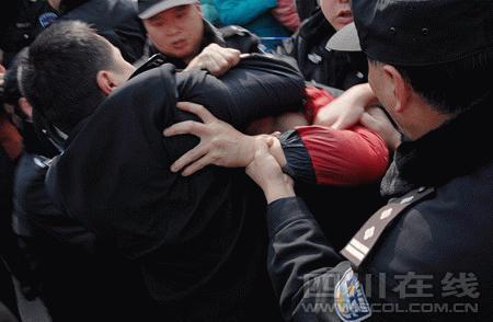 嫌犯因拐卖8名儿童受审时险遭家长暴打(视频)