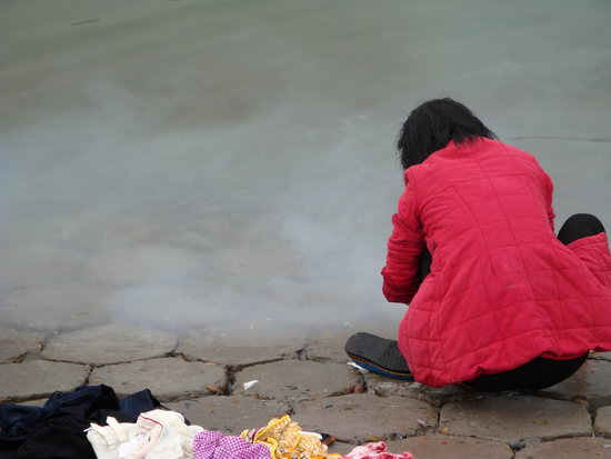 市民在长江边扎堆洗衣污染水质(组图)