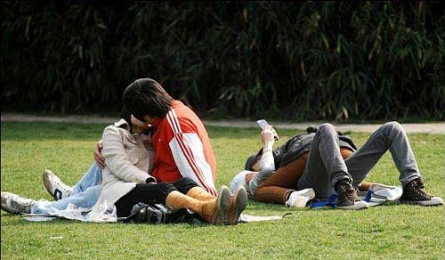 青年情侣在公园不雅照网上流传(组图)