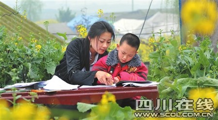 丽江女老板赴地震灾区当老师(组图)