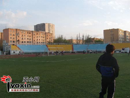 研究生做引体向上时拉倒球门被砸身亡(组图)
