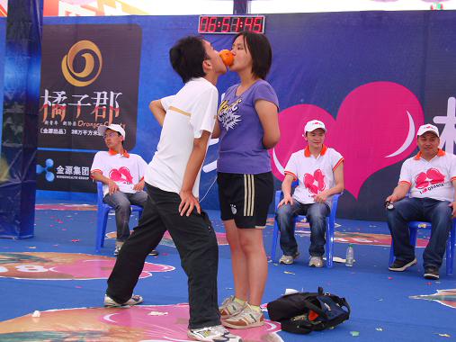 房产商办亲吻大赛吸引购房者眼球(组图)