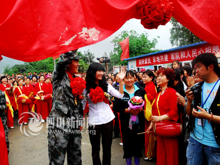 抗震英雄重回灾区举行特殊婚礼(组图)