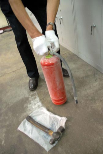 开发商雇人逼迁将受害人关狗笼(组图)