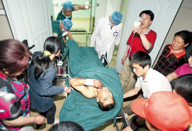 丈夫当街刺死妻子及其情夫后自杀(组图)