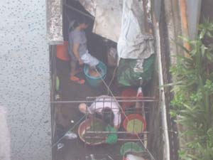 市民曝女摊贩用脚拌饺子馅(图)