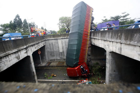 9.6米长货车因超车倒立栽入两桥间隙(组图)
