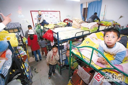 云南小学生用红领巾在宿舍上吊身亡(组图)