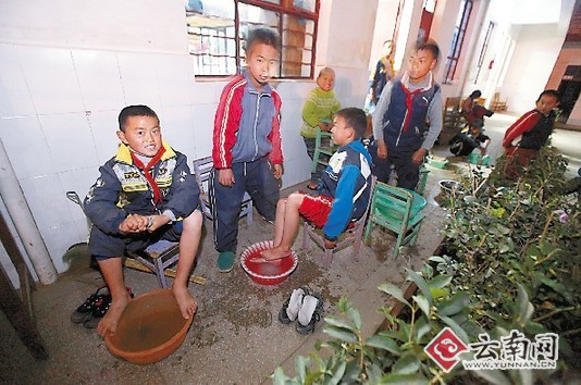 云南小学生用红领巾在宿舍上吊身亡(组图)