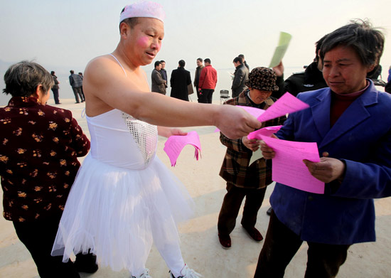 组图：男子扮成天鹅跳舞宣传环保