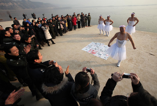 组图：男子扮成天鹅跳舞宣传环保