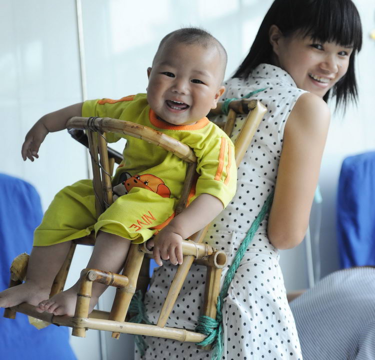 图文:母亲为宝宝制作输液竹椅