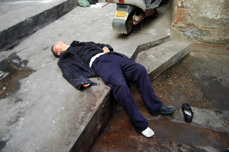 图文:醉汉倒在地上睡觉