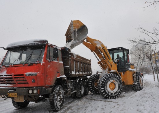 图文:烟台市区一辆铲雪车正在清除路边积雪