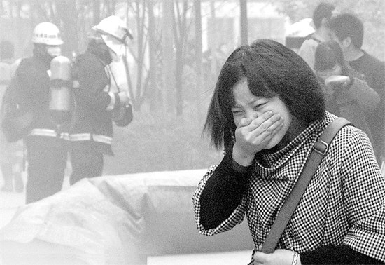 蜡烛照明引燃金属钠 事主用水灭火引火灾(组图