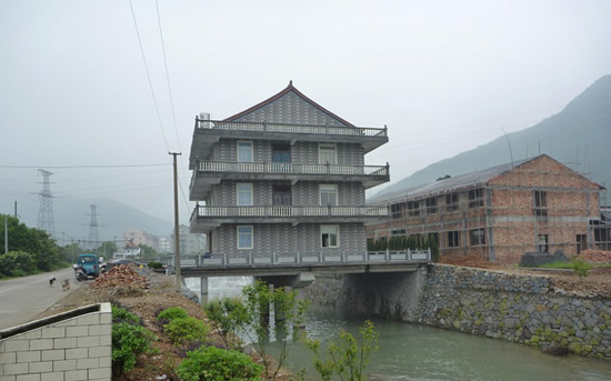 最节约土地房屋奖” 温岭有关部门:桥和房子都没审批;主汛期前将