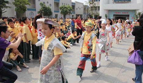 图文:孩子们变废为宝巧手制作环保服饰