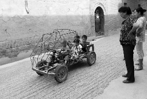 图文：农民造汽车供儿子玩耍