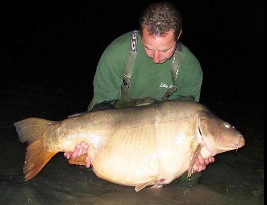 英国男子钓到45公斤鲤鱼打破世界纪录(图)