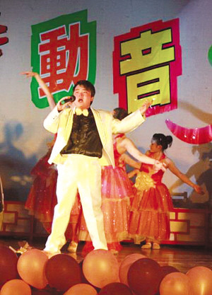 大学生开感恩演唱会为母筹钱治病(图)