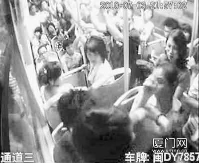 男子公交车上拳打中年女子遭网友声讨(组图)