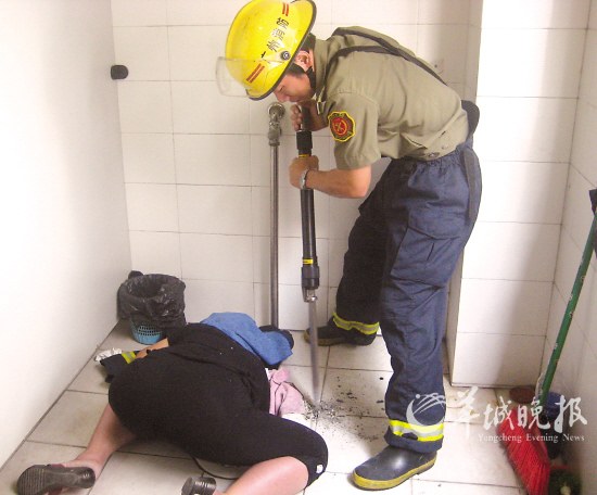 女子如厕时手机掉落厕所 伸手去掏被卡住(图)