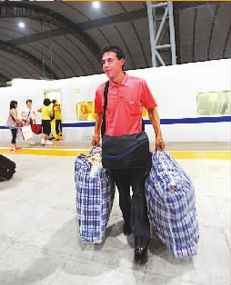 男子误点扒上动车5分钟后被救下(图)