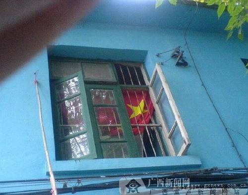 网友曝光幼儿园用国旗当窗帘(图)