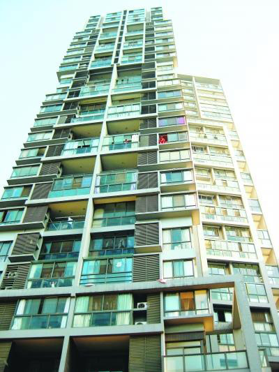 合肥女子欲裸体从11楼跳下(图)