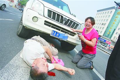 女司机撞伤老人跪地哭打电话求助(组图)