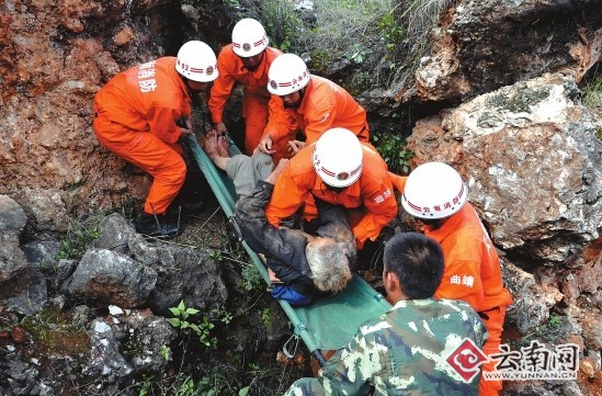 84岁老人滑落山洞被困16小时后获救(组图)