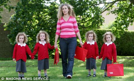 英国唯一同卵四胞胎小姐妹入校上学(组图)