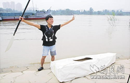 大学生划纸船7分钟横渡汉江(组图)