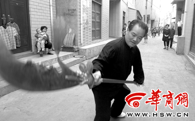 57岁老者自制武术刀具表演刀法(图)