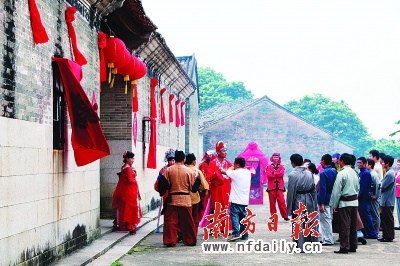 村民为推介300年古村争演老祖先(图)