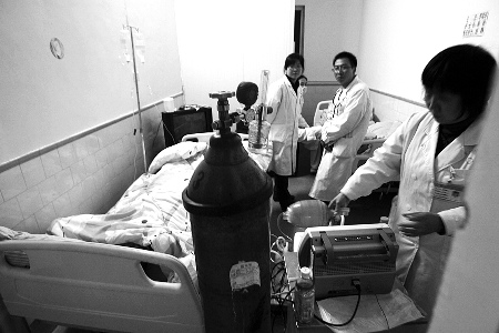 4名医护人员被指假装抢救已死病人遭围堵(图)
