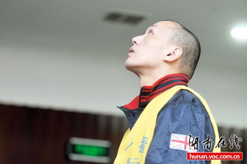 性虐恋歌手致6人死亡案续:庭审前高唱歌曲(图)
