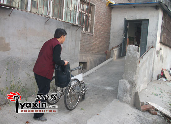 7旬老太将一楼阳台改残疾人便道被邻居限行(图)